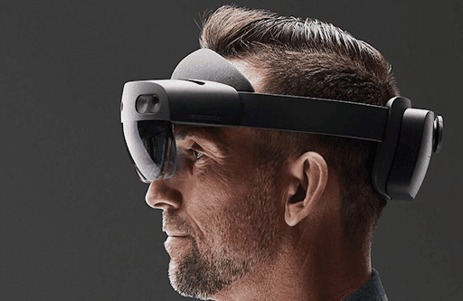 man draagt de hololens 2