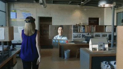 vrouw loopt door gang met hologrammen